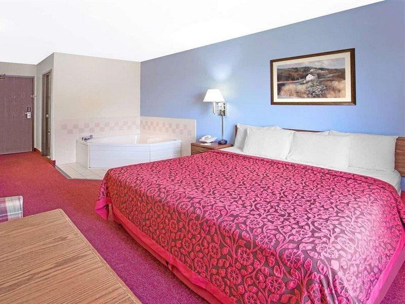 Days Inn By Wyndham Madison Ne/Windsor Extérieur photo